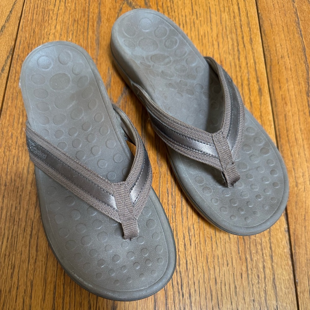 Orhtoheel brown flip-flop sandals